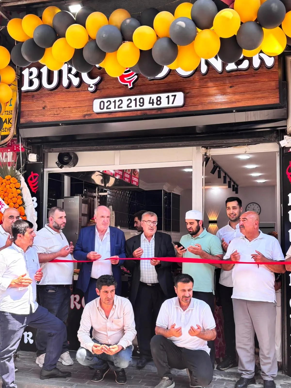 Sarı ve siyah balonlarla süslenmiş açılış töreni